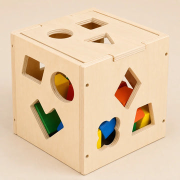 Holzspielzeug Sortierbox mit bunten Formen