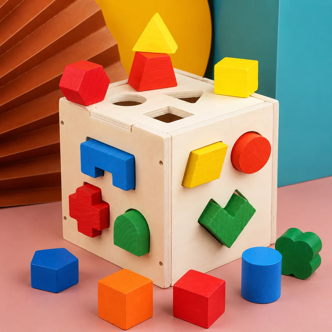 Holzspielzeug Sortierbox mit bunten Formen
